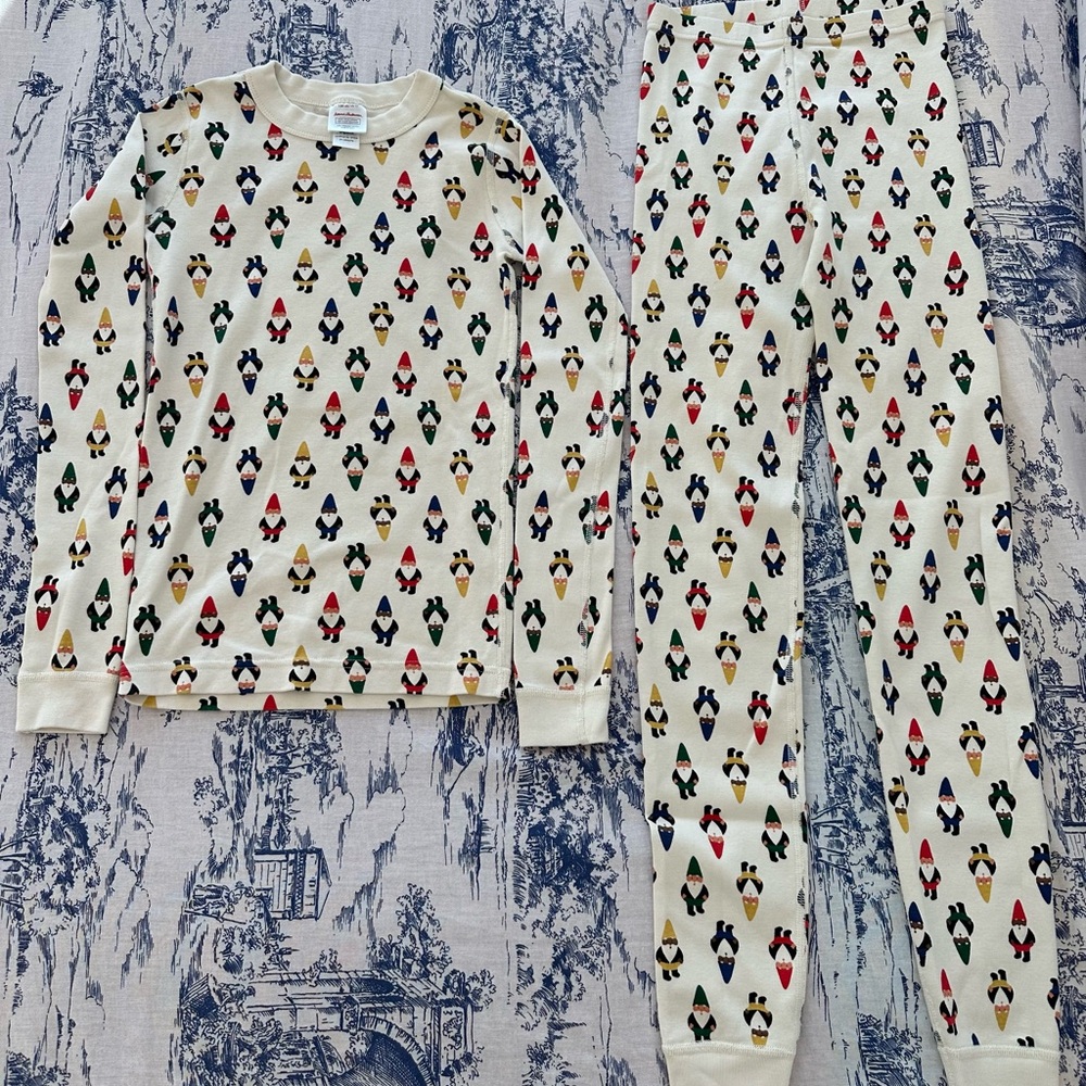 Hanna Anderson winter/holiday gnome pajama set, kids size 12 (150 cm)